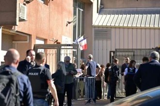 Pri školských streľbách vo Francúzsku predviedli pred sudcu ďalšieho tínedžera
