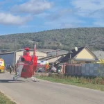 Pri zrážke traktora s autom sa zranili dvaja ľudia, vozidlo odhodilo pred družstvo