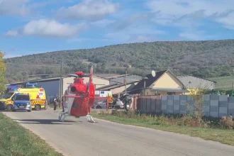 Pri zrážke traktora s autom sa zranili dvaja ľudia, vozidlo odhodilo pred družstvo