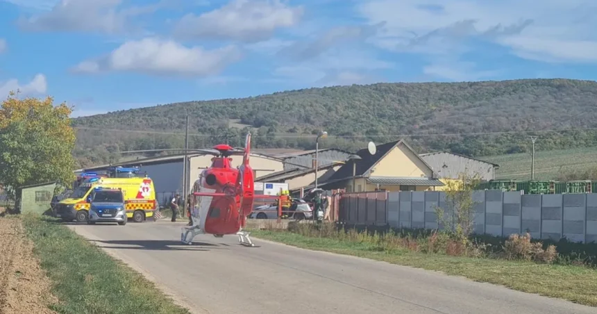 Pri zrážke traktora s autom sa zranili dvaja ľudia, vozidlo odhodilo pred družstvo