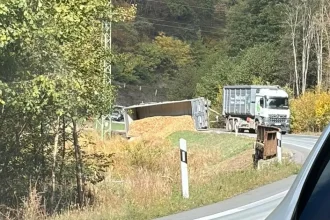 Pri Zvolene havaroval kamión, doprava je obmedzená