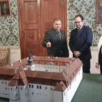 Princ navštívil obec, kde žil jeho predok. Stretol ženu, čo si cára pamätá.