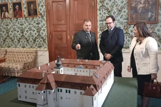 Princ navštívil obec, kde žil jeho predok. Stretol ženu, čo si cára pamätá.