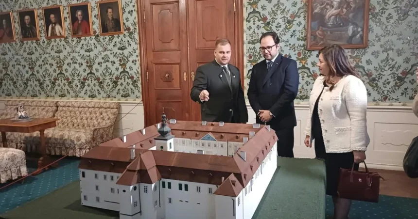 Princ navštívil obec, kde žil jeho predok. Stretol ženu, čo si cára pamätá.