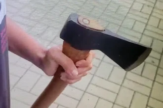 Prišiel k základnej škole so sekerou a vyhrážal sa. Žilinka dal preskúmať postup polície