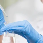 Ruské úrady prešetrujú úmrtie laborantky počas práce