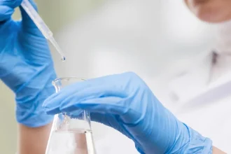 Ruské úrady prešetrujú úmrtie laborantky počas práce
