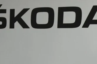 Škoda znižuje produkciu pre nedostatok dielov z Ukrajiny