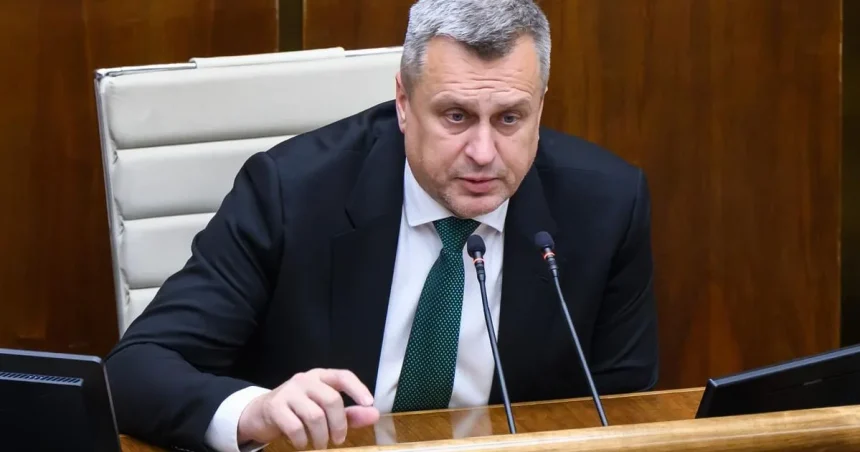 SNS očakáva odobratie vysokých odmien pre politikov