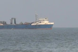 Tanker v Hormuzskom prielive zachvátil po zrážke s mínou požiar