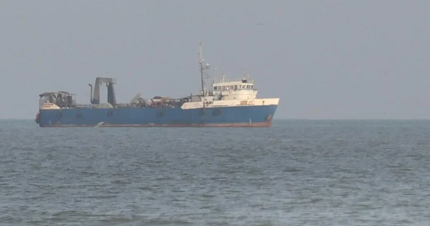 Tanker v Hormuzskom prielive zachvátil po zrážke s mínou požiar