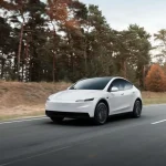 Tesla už na Slovensku zatáča aj brzdí sama