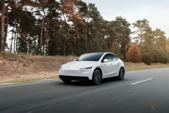 Tesla už na Slovensku zatáča aj brzdí sama