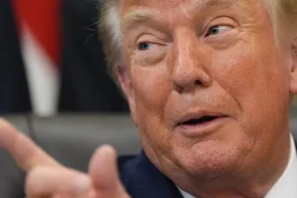 Trump chce finančne ochromiť haagsky tribunál. EÚ hrozí odvetou