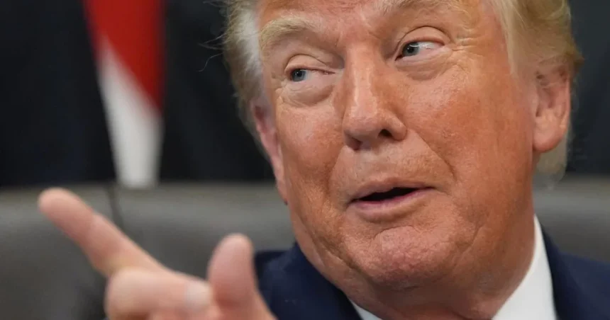 Trump chce finančne ochromiť haagsky tribunál. EÚ hrozí odvetou