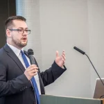 Ústavný právnik: Vláda je pri rozpočte ako dieťa, chytá sa horúcej pece