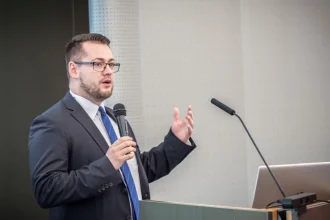 Ústavný právnik: Vláda je pri rozpočte ako dieťa, chytá sa horúcej pece