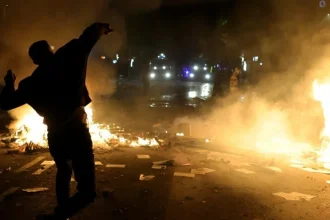 V Albánsku horia autá aj budovy. Polícia dostáva za potlačenie protestov odmeny