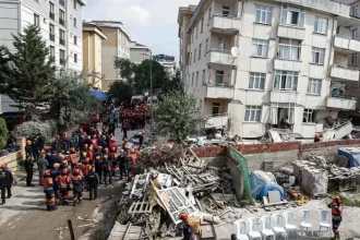 V Istanbule sa zrútila budova, v troskách uviazli ľudia