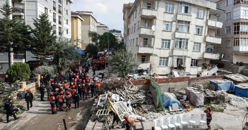 V Istanbule sa zrútila budova, v troskách uviazli ľudia