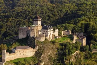 V Trenčíne sa zídu prezidenti krajín V4, pricestuje aj von der Leyenová