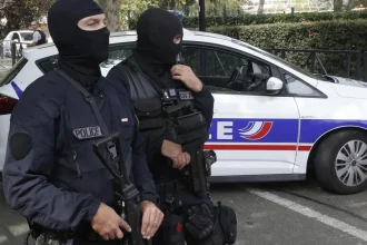 Vo Francúzsku zaviedli nočný zákaz vychádzania, platí aj v častiach Paríža