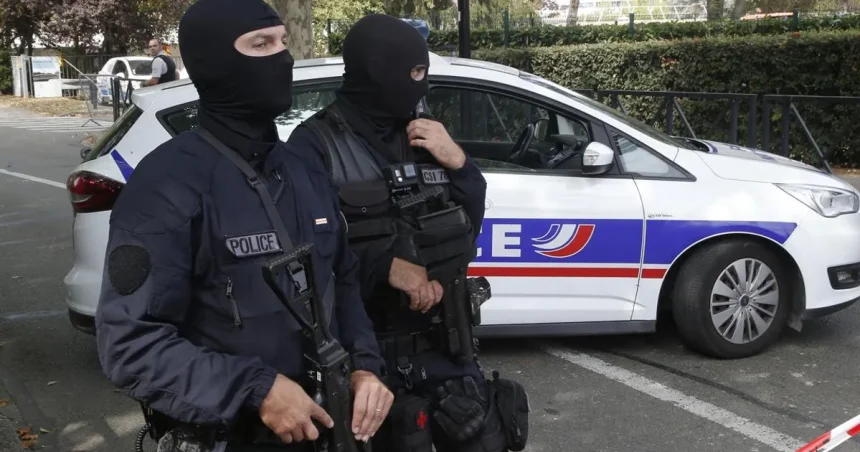 Vo Francúzsku zaviedli nočný zákaz vychádzania, platí aj v častiach Paríža