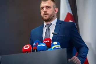 Vrtuľník, štvorkolka, chránené muchy, fiasko v župe, súd. Kto je Filip Kuffa