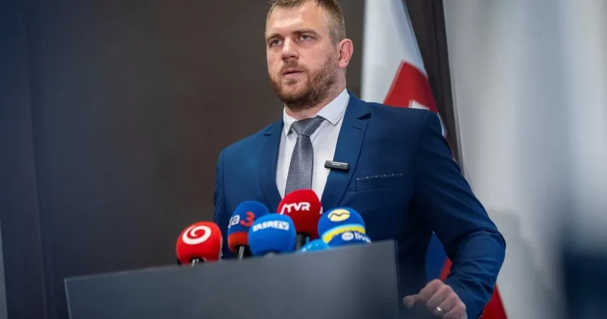 Vrtuľník, štvorkolka, chránené muchy, fiasko v župe, súd. Kto je Filip Kuffa