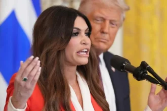 Vyhrážala sa zvrhnutím vlády. Trumpova veľvyslankyňa v Grécku končí