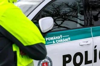 Zrážka kamióna s dodávkou pri Lade uzavrela cestu prvej triedy v oboch smeroch